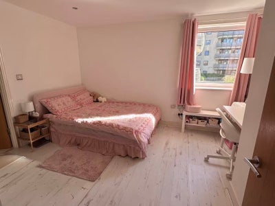Bright En-suite Room in a Peaceful Riverside Home  Main Photo