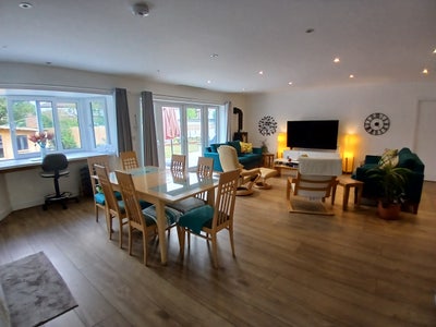 Large Room Overlooking Back Garden Main Photo