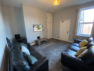 Room to rent in female only house  Main Photo