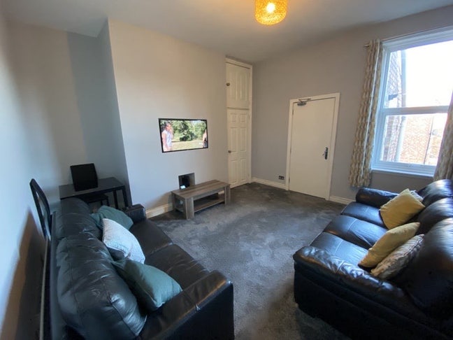 Room to rent in female only house  Main Photo