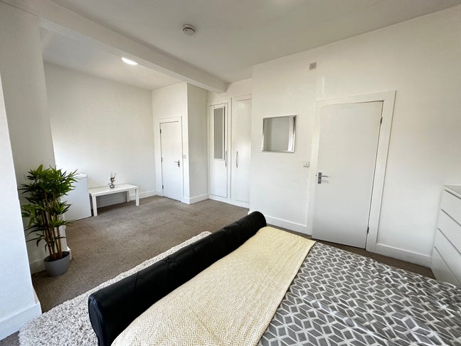 En-Suite Double Rooms Within 5 Mins Of Town! Main Photo