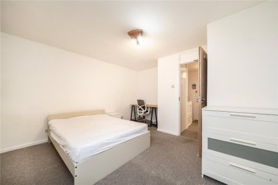Huge room in archway  Main Photo