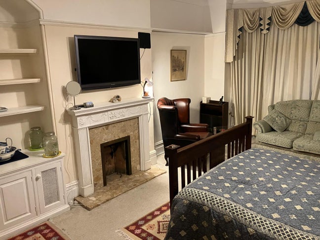 Large double room - beautiful area Main Photo