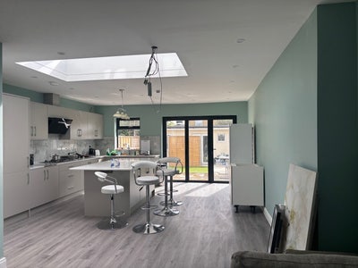 Beautiful 5 room house near High street, all bills Main Photo