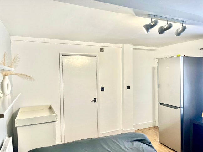 Large Ensuite room in peaceful area-Bills included Main Photo