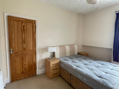 Spacious double bedroom  Main Photo