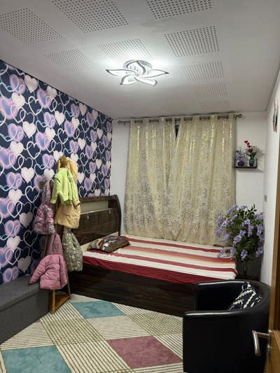 Modern Double Room Available Female Main Photo
