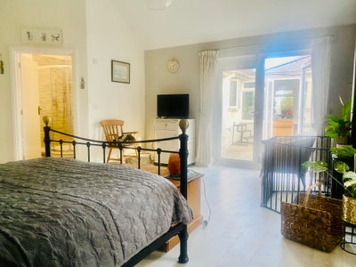 Spacious En-Suite Room in peaceful family home Main Photo