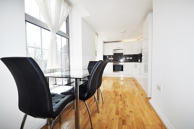 A charming double bedroom apartment in N7 Main Photo
