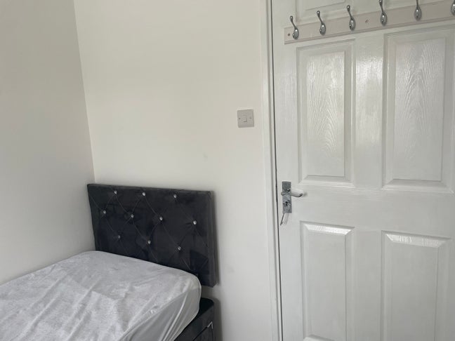 Cozy Single Room Available in Molesey  Main Photo