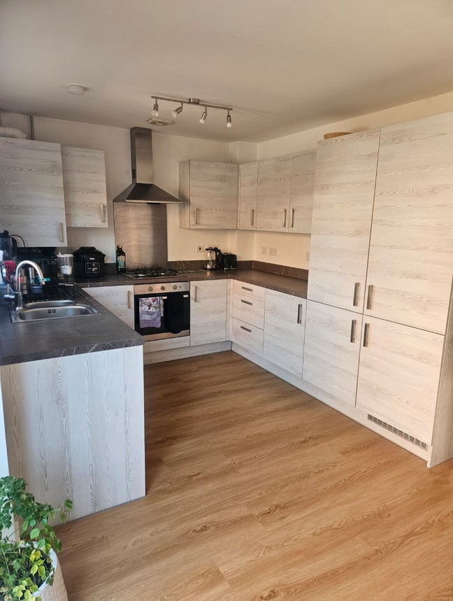 Bright Double Room + PRIVATE Bathroom | &pound;750 Bills Main Photo
