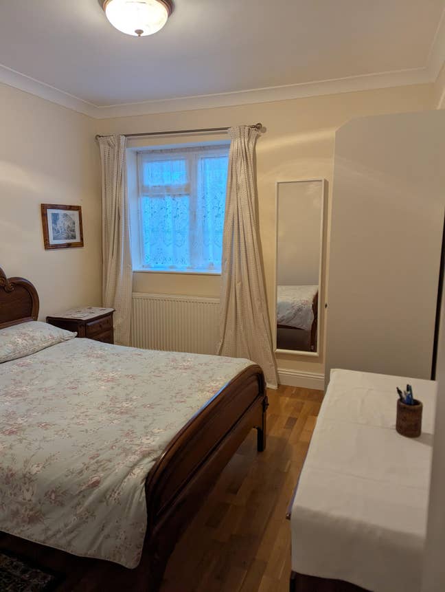 Clean and organised room in Putney Main Photo