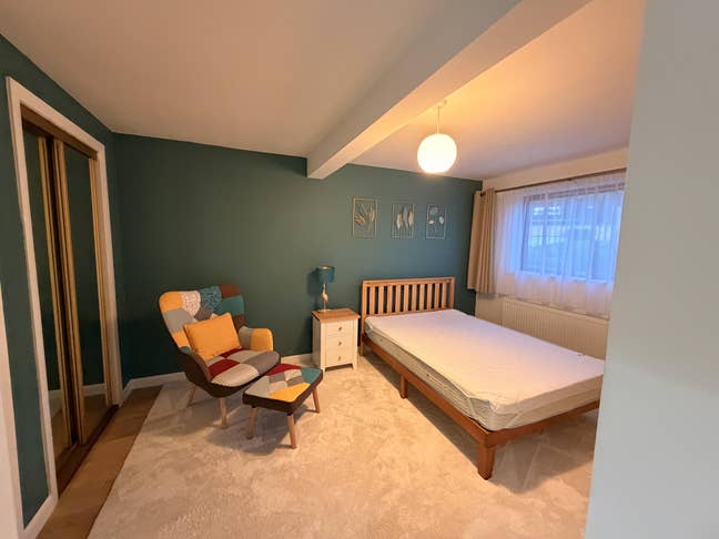 Room for rent in spacious home  Main Photo