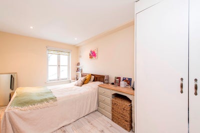En-suite room in lovely flat overlooking park Main Photo