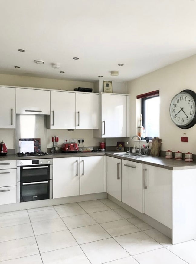 En-suite furnished double room in large house Main Photo
