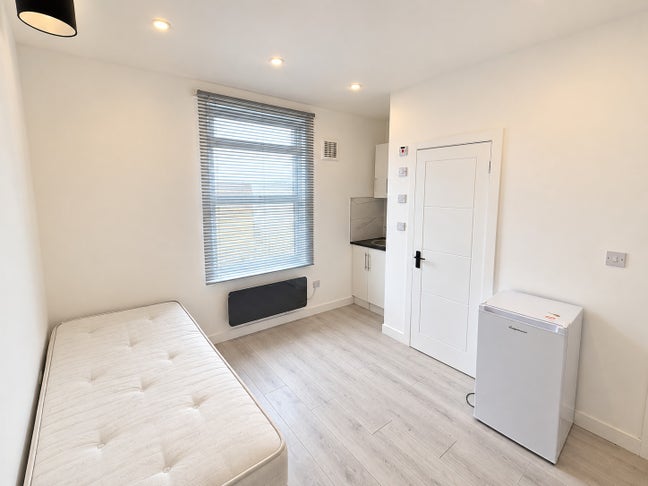 DSS-Studio Flat Available in Brockley Lewisham SE4 Main Photo