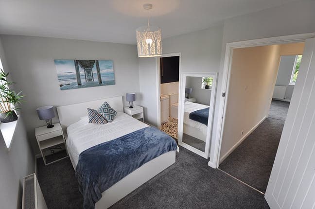 Large Double En-suite | 5-10 min walk to station Main Photo