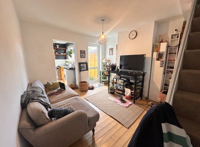 One spacious double room in a 2 bed house Main Photo