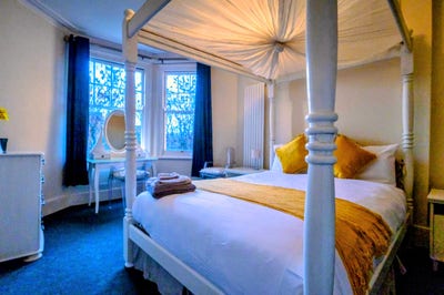 Spacious room with a King Size bed furnished Main Photo