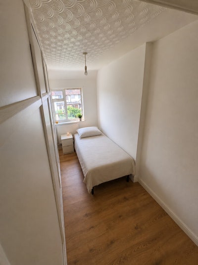 Cozy Room Neasden  Main Photo