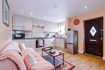 Stylish 2-Bed Bungalow · NearRoyal Oldham Hospital Main Photo
