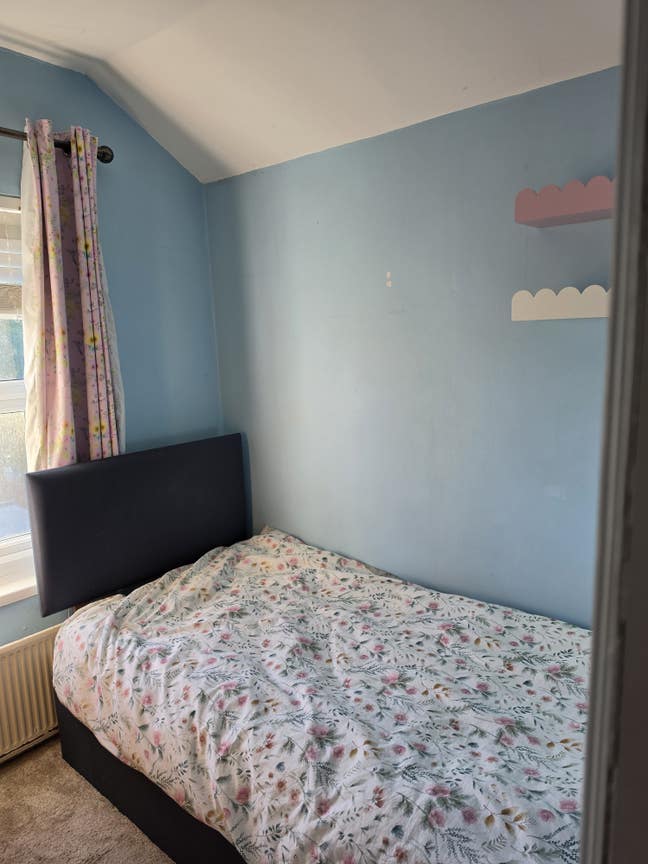 Single Furnished Spare Room Main Photo
