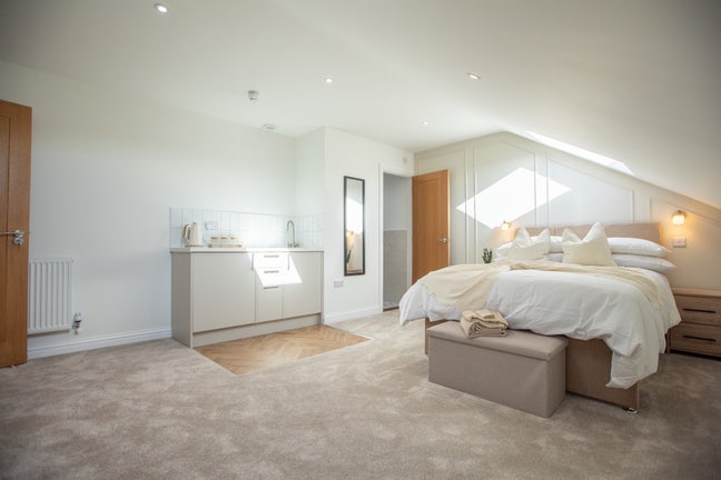 Beautiful Ensuite Room Available|Premium living  Main Photo