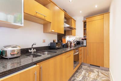 Stunning 1-Bedroom Apartment Gym Access Victoria Main Photo