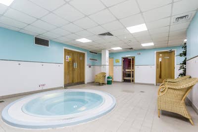Stunning 1-Bedroom Apartment Gym Access Victoria Main Photo
