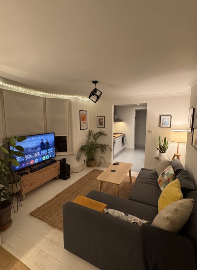 Double bedroom in a house with private garden  Main Photo
