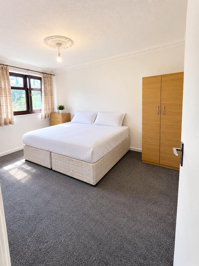 Double & Single Rooms Poplar E14 | Couples OK Main Photo