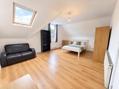 ** Lovely Double Room Near JQ -All Bills Included! Main Photo