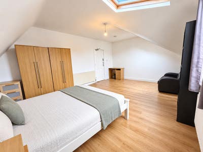 ** Lovely Double Room Near JQ -All Bills Included! Main Photo