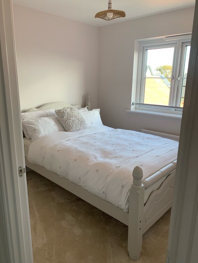 Double bedroom in new build home  Main Photo