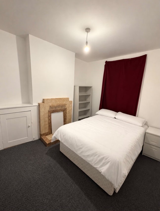 Single person requires for double bedroom  Main Photo