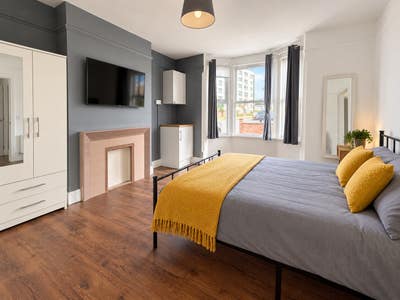 Comfortable room in large house on Golding Road Main Photo