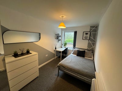 Private Parking / Low Deposit / All bills included Main Photo