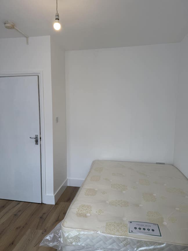  3 x Double , 2x Single Room to Let Main Photo