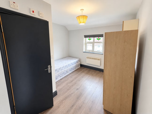 DSS-Studio Flat Available in Romford Havering RM3 Main Photo
