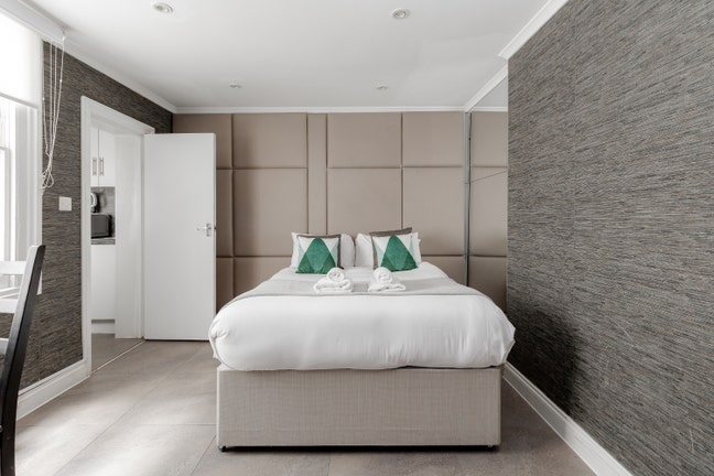 Spacious lower ground Studio, Bayswater Main Photo