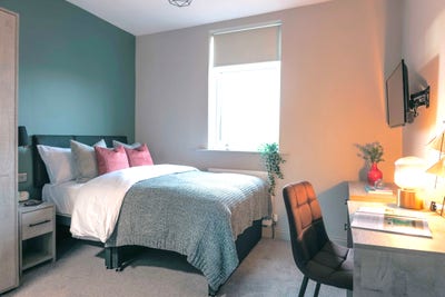 Beautiful house, High-spec en-suite double,SN1 😍  Main Photo