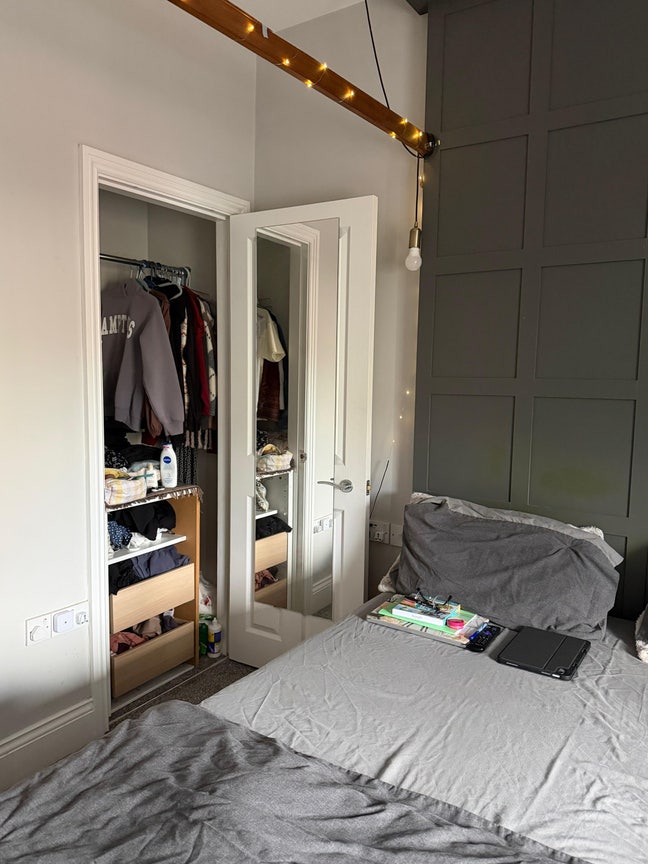 Lovely double bedroom with ensuite in 3 bed flat Main Photo
