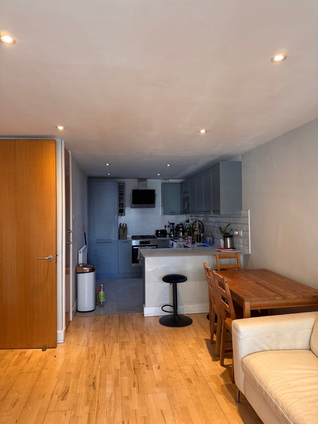 Massive double room in renovated flat Main Photo