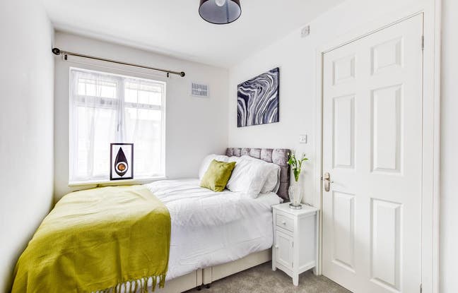 1 Bedroom House Share, Smalls Mead, Crawley, RH11 Main Photo