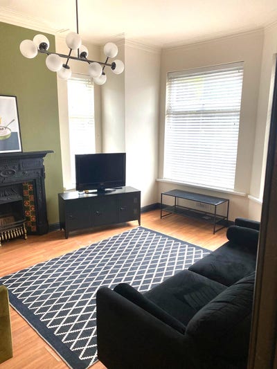 🏥 10 Min Walk to Salford Royal | 5-Bed Houseshare Main Photo