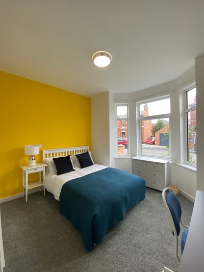 Ensuite Room - Close to Rolls Royce! Main Photo