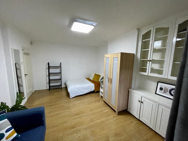 Panoramic rooms next to Battersea  Main Photo