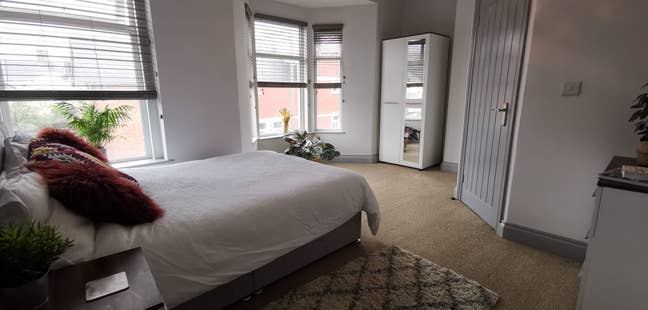 Double en- suite bedroom in Stunning Property Main Photo