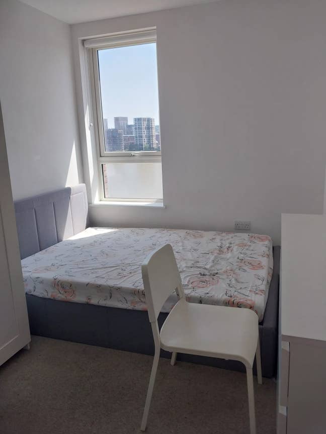 En-suite, master room available in E16 2ZE Main Photo