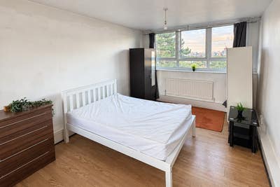 Master Double Room w/ Private Balcony |Southfields Main Photo